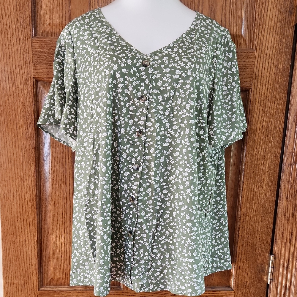 BloomChic Green Floral Button-Up Blouse